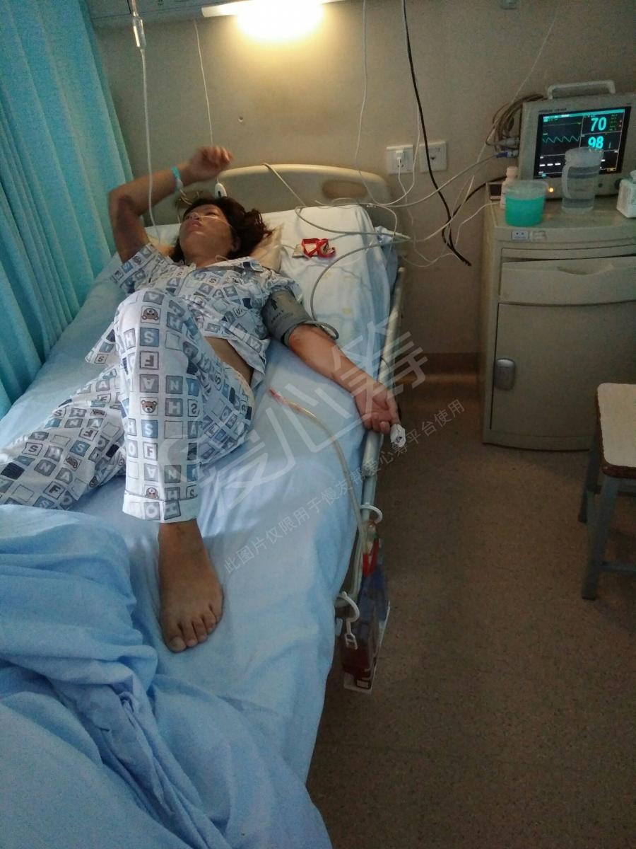 妈妈出车祸,腰部爆裂性骨折,肋骨断了10根,肋骨挫伤肺部,积血严重